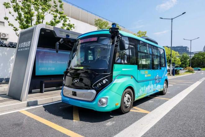 界级中轴线”承包你所有“未来想象”！AG真人国际未来是什么样？这条“世(图5)