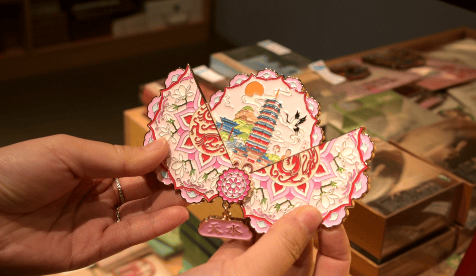 文创产品受欢迎 石窟艺术融入现代生活AG真人【东方微笑 多彩